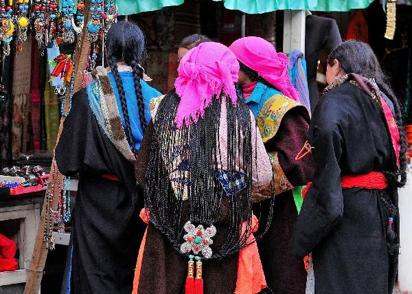 西藏这些不产于本地的饰品，被很多人认为是在炫富