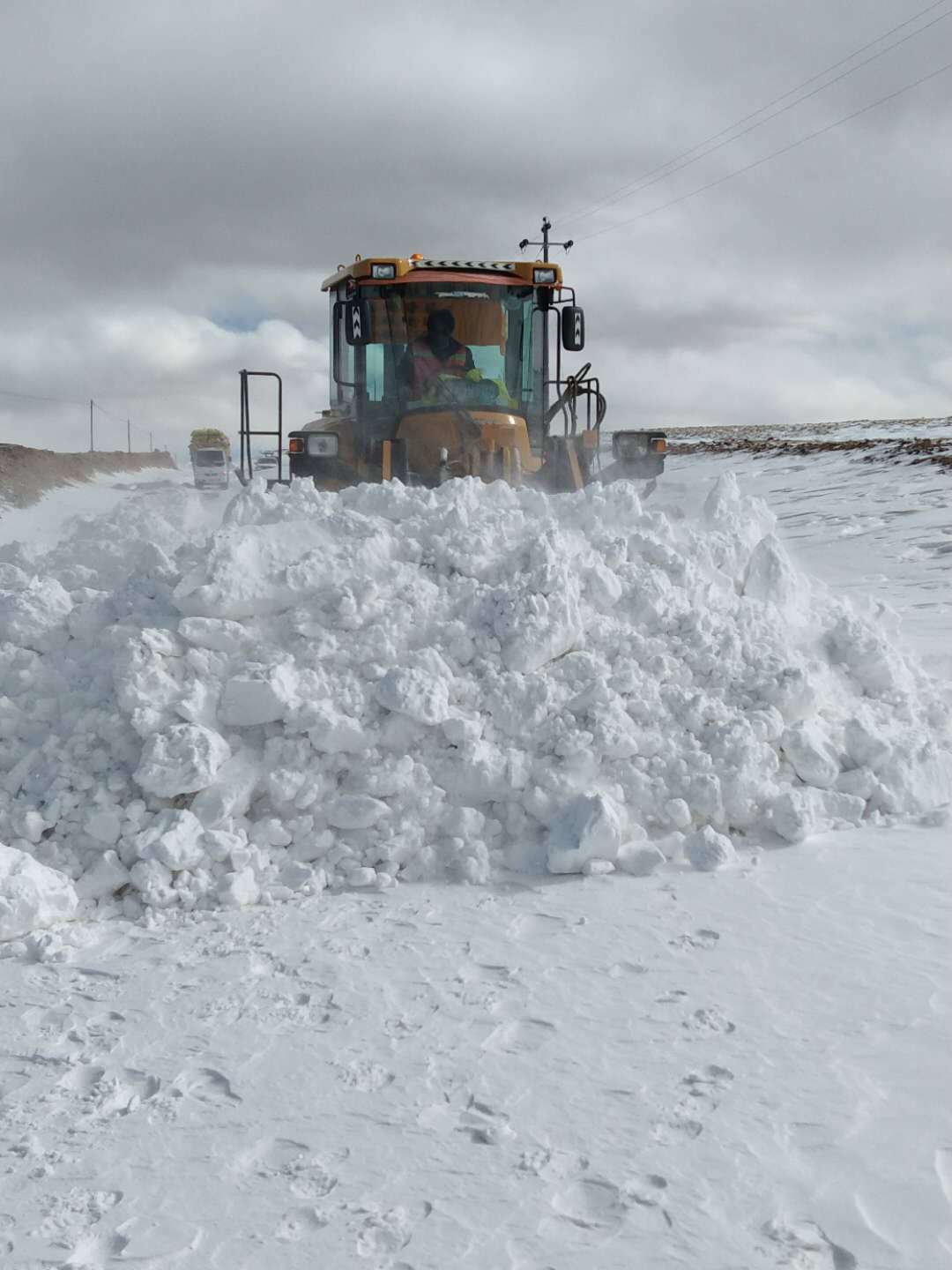 铲雪除冰保群众出行安全2.jpg